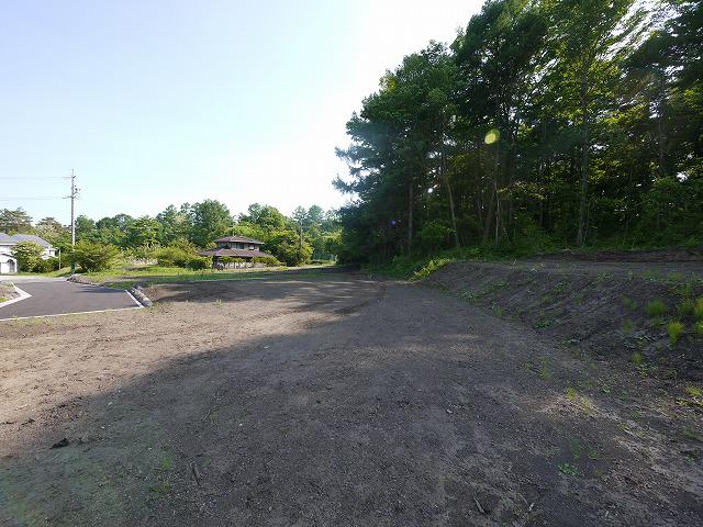 軽井沢町の中部小学校近隣の平坦な土地